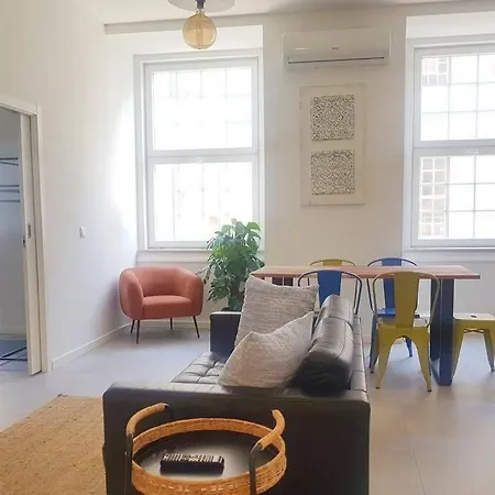 Near Timeout Market Lift & Aircon By Ld Apartment